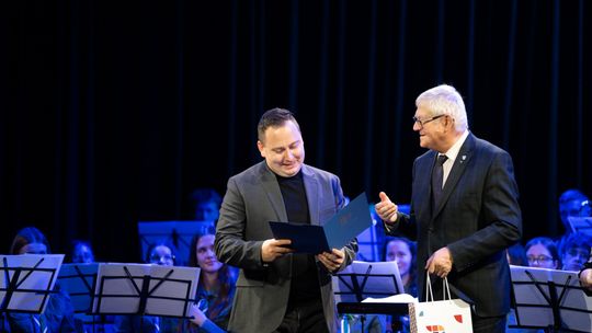 Tomasz Korowaj i Wicestarosta Andrzej Flisik Powiatowa Gala Wolontariatu.jpg