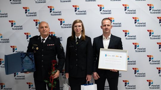 Tomasz Truszczyński Anna Chyła i firma ŁOMPIEŚ luareaci z Gminy Gniew Powiatowa Gala Wolontariatu.jpg